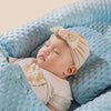 Gros plan sur bébé dormant paisiblement sur l'oreiller intégré du coussin anti-reflux - Bébé Lova