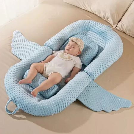 Coussin anti-reflux bébé déployé avec ailes latérales ouvertes pour un maintien ajustable - Bébé Lova