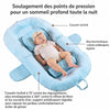 Bébé installé sur un coussin anti-reflux incliné avec soutien latéral réglable et maintien sécurisé - Bébé Lova