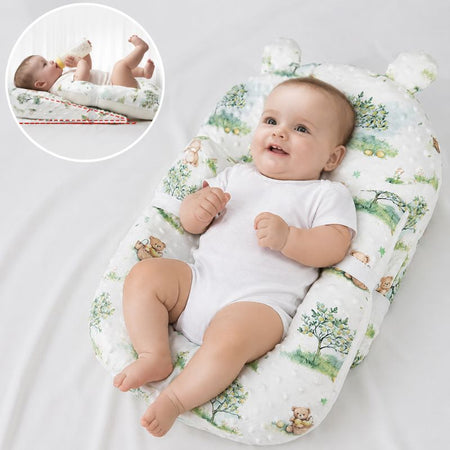 Bébé allongé confortablement sur coussin anti-reflux avec aperçu de l’inclinaison 15 degrés - Bébé Lova