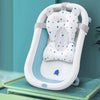 Coussin de bain bébé flottant motif étoiles installé dans une baignoire pliable bleue - Bébé Lova