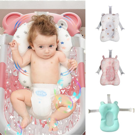 Bébé installé sur le coussin de bain BathPillow avec aperçu des coloris - Bébé Lova