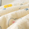 Gros plan sur la gaze de coton froissée du coussin BearCush avec ses motifs colorés - Bébé Lova