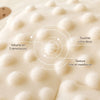 Gros plan sur le velours Minky 3D du coussin BearCush, texture en relief fine et ultra douce au toucher - Bébé Lova
