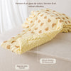 Coussin BearCush jaune à oursons présentant la version A en gaze de coton et la version B en velours doudou 3D - Bébé Lova