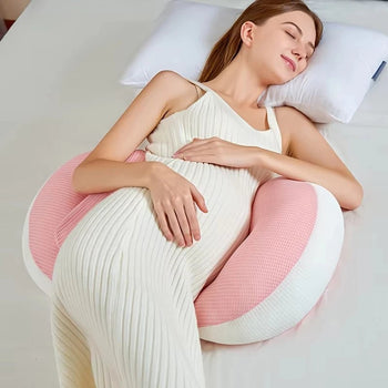 Femme enceinte endormie paisiblement avec coussin BonusPillow rose pour soutien latéral - Bébé Lova