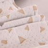 Détail PlusoPillow texture tissu motif triangulaire douceur peau - Bébé Lova