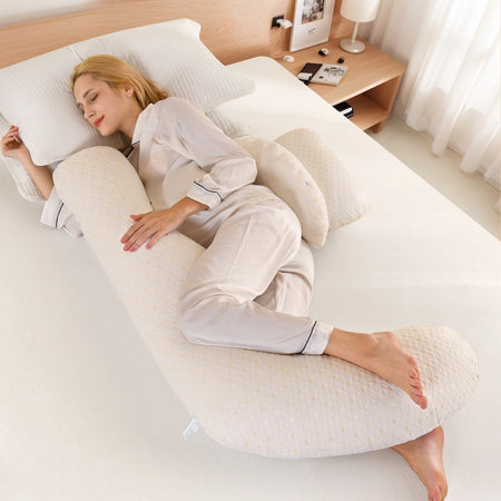 Femme enceinte dormant paisiblement avec coussin SoftPillow beige dans chambre - Bébé Lova