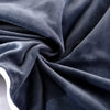 Détail FleecePillow macro texture polaire gris foncé bleu douceur drapée - Bébé Lova