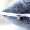 Détail FleecePillow fermeture éclair zip métal coussin polaire gris housse amovible - Bébé Lova