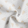 Détail tissu SleepPillow motif triangles texture douce respirante - Bébé Lova