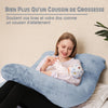 Maman utilisant un coussin de grossesse bleu pour allaiter confortablement son bébé - Bébé Lova