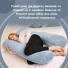 Femme enceinte allongée sur un coussin de grossesse bleu pour un sommeil confortable - Bébé Lova