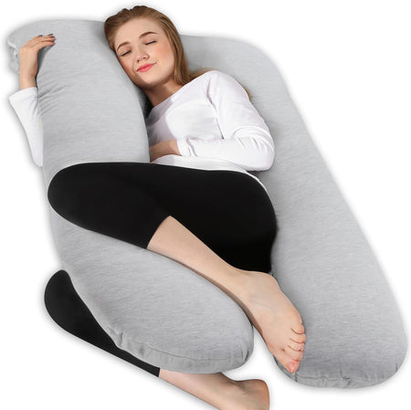 Femme enceinte dormant confortablement sur un coussin de grossesse U gris corps entier - Bébé Lova