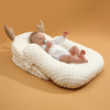 Bébé allongé dans le coussin incliné pour réduire les régurgitations - Bébé Lova