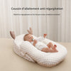 Bébé installé confortablement dans le coussin d'allaitement anti-régurgitation - Bébé Lova