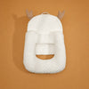 Vue de dessus du coussin anti-régurgitation avec maintien latéral intégré - Bébé Lova