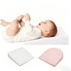 Bébé allongé sur coussin incliné anti-reflux avec deux formes disponibles blanche et rose - Bébé Lova