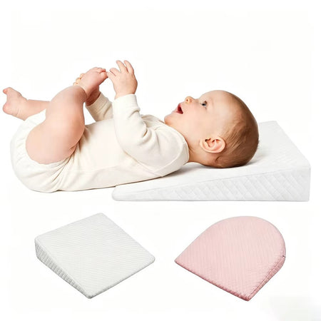 Bébé allongé sur coussin incliné anti-reflux avec deux formes disponibles blanche et rose - Bébé Lova