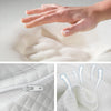 Main appuyant sur mousse à mémoire de forme du coussin incliné bébé - Bébé Lova