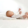 Bébé allongé sur coussin anti-reflux blanc avec légère inclinaison confortable - Bébé Lova