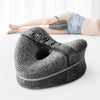 LegPillow coussin forme cœur gris foncé entre jambes femme allongée mémoire forme - Bébé Lova