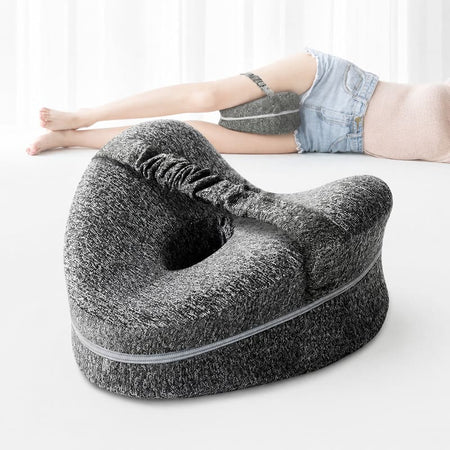 LegPillow coussin forme cœur gris foncé entre jambes femme allongée mémoire forme - Bébé Lova