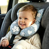 Jeune enfant souriant en siège auto soutenu par le coussin de nuque gris étoiles - Bébé Lova