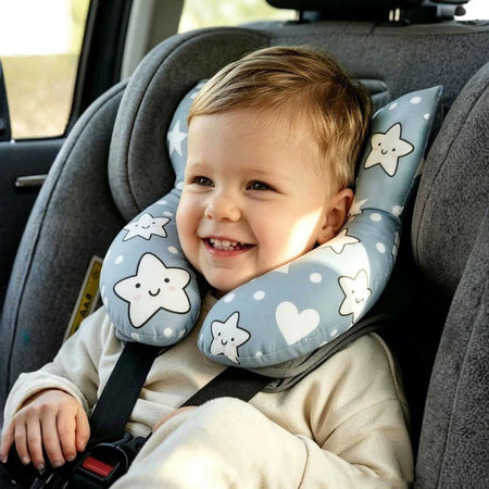 Jeune enfant souriant en siège auto soutenu par le coussin de nuque gris étoiles - Bébé Lova