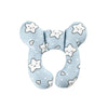 Coussin de nuque enfant motif étoiles souriantes bleu ciel sur fond blanc - Bébé Lova