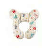 Coussin de nuque enfant motif Noël avec cerfs et cadeaux sur fond crème - Bébé Lova