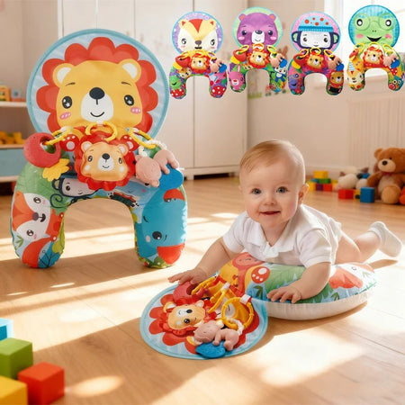 Bébé en éveil sur le ventre au sol avec le coussin tummy time lion et les autres modèles renard, ours, singe et grenouille - Bébé Lova