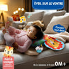 Bébé souriant en éveil sur le ventre sur un canapé avec le coussin tummy time lion tout doux, de la naissance à 5 mois - Bébé Lova