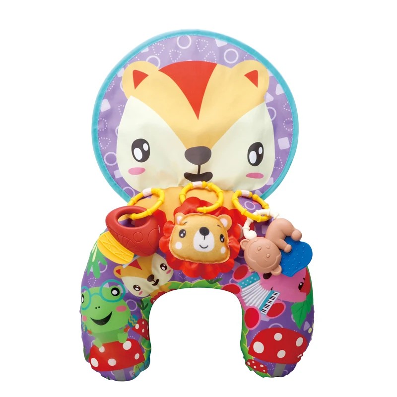 Coussin tummy time modèle renard sur fond violet avec anneaux, hochets et jouets d'éveil suspendus - Bébé Lova
