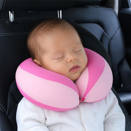 Bébé endormi avec le coussin de voyage en forme de U rose dans un siège auto - Bébé Lova