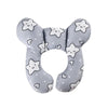 Coussin de voyage tête et nuque motif étoiles souriantes sur fond gris - Bébé Lova
