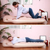 Femme enceinte allongée sur un coussin gonflable de grossesse beige pour soulager le dos et le ventre - Bébé Lova
