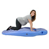 Femme enceinte en position confortable sur un matelas gonflable de grossesse bleu - Bébé Lova