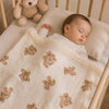 Bébé endormi dans son lit sous une couverture en mousseline de coton à motif ours - Bébé Lova