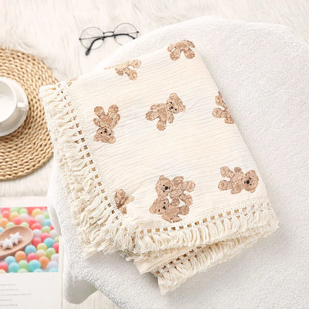 Deux couvertures en mousseline de coton à motif ours blanche et écrue empilées avec bordure à franges - Bébé Lova