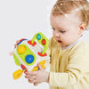 Bébé manipulant cube sensoriel Montessori BusyCube, jouet éducatif favorisant l’éveil et la motricité - Bébé Lova