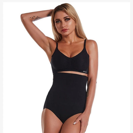 Culotte gainante taille haute noire sans couture portée de face avec maintien ventre plat - Bébé Lova