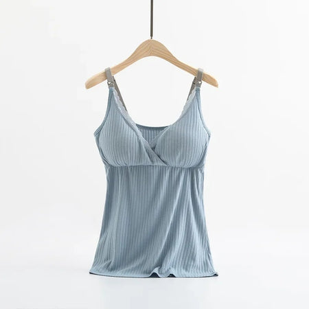 Débardeur d’allaitement bleu avec brassière intégrée et dentelle douce suspendu sur cintre - Bébé Lova