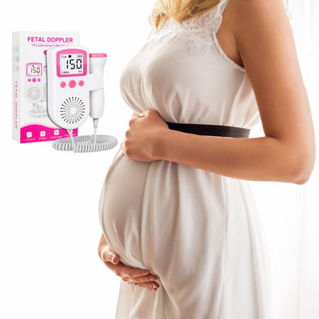 Future maman utilisant un doppler fœtal pour écouter les battements du bébé pendant la grossesse - Bébé Lova