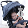 Bébé en poussette tenant doudou éléphant Elephantie compagnon éveil - Bébé Lova