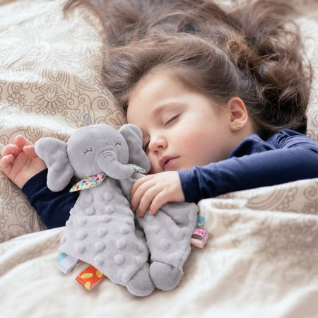 Petite fille endormie câlinant doudou éléphant Elephantie peluche douce - Bébé Lova
