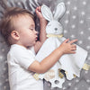 Bébé endormi avec doudou lapin Montessori blanc et anneau de dentition - Bébé Lova