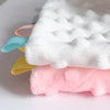 Détail des rubans sensoriels et tissu doux du doudou lapin Montessori - Bébé Lova