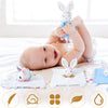 Bébé souriant jouant avec plusieurs doudous Montessori sensoriels en coton doux - Bébé Lova