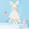 Doudou lapin Montessori blanc présenté sur fond bleu pastel - Bébé Lova